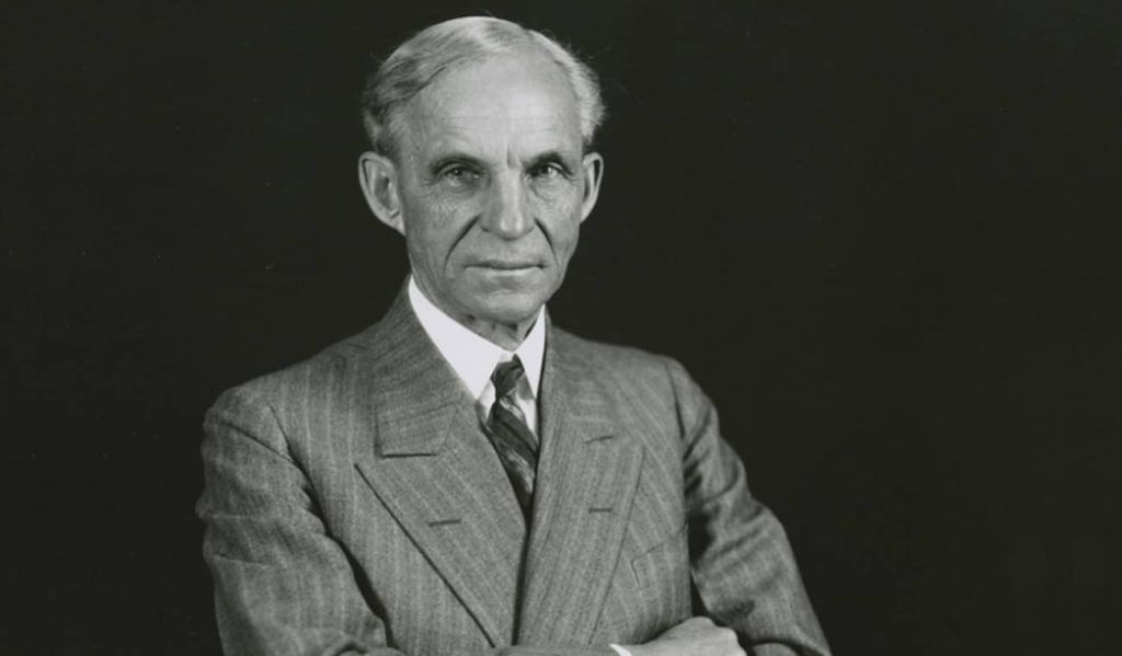 Henry Ford, conocido por su enfoque autocrático en la línea de producción,